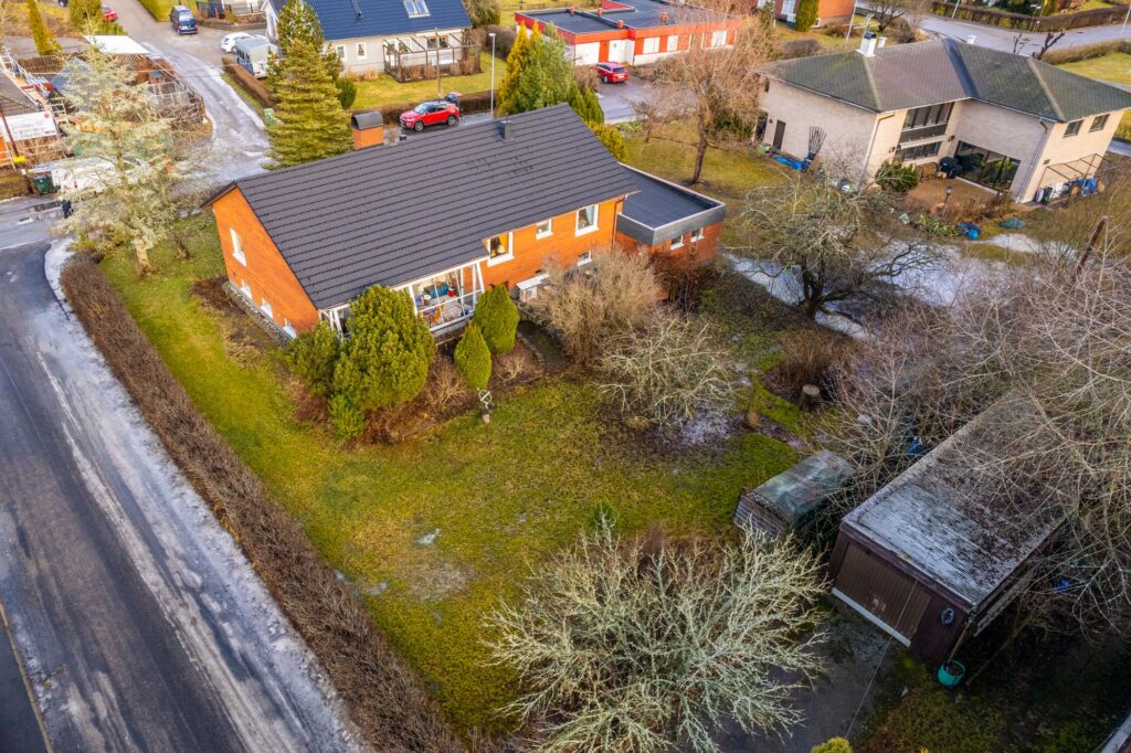 Plattläggning av stenplattor till garageuppfart. Enköping Uppland