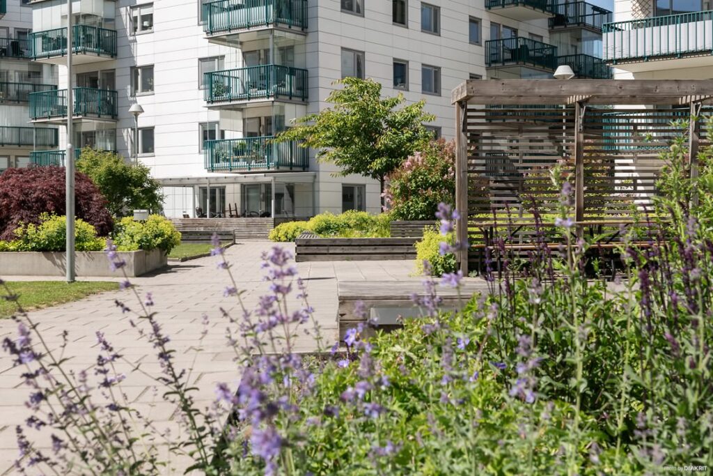 Omläggning av marksten till entré till BRF. Hässelby Gård